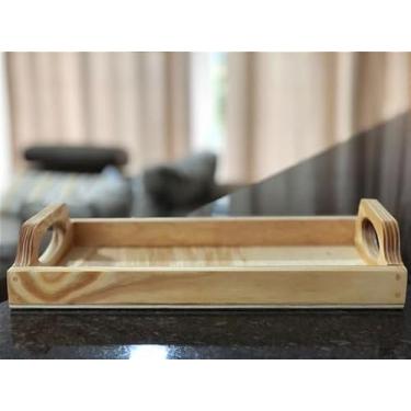 Imagem de Bandeja Retangular de Madeira Pinus para Servir, com Alças Decorativas, Acabamento Natural