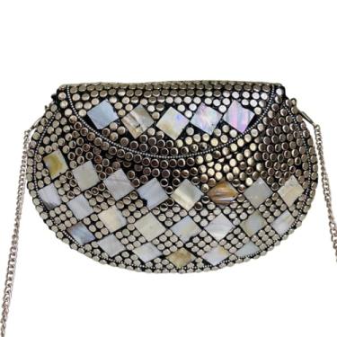 Imagem de Descubra a elegância única da Bolsa Indiana Clutch em Metal. Esta peça exuberante, esculpida com maestria, é perfeita para complementar seu look em ocasiões especiais. (PRATA BRANCO)