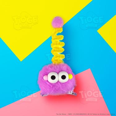 Imagem de Monstrinho Bolinha de Pelúcia Antena Espiral Presilha Cabelo Maluco Bichinho Olhos Grandes Fofo Engraçado Roxo Amarelo
