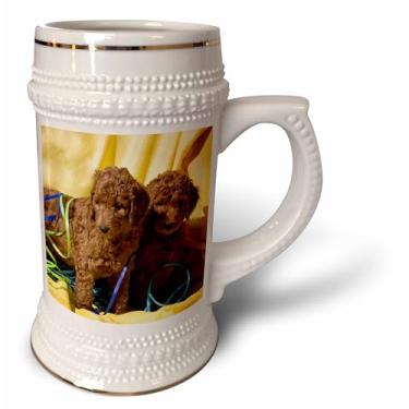 Imagem de 3dRose EUA, Califórnia. Filhotes de poodle padrão com fundo amarelo. - Caneca Stein, 510 g, 623 g, branco
