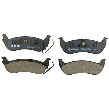 Imagem de Bosch BP932 QuietCast Premium Conjunto de pastilhas de freio a disco semi-metálicas para Ford Crown Victoria, Ranger; Lincoln Town Car; Mercury Grand Marquis, Marauder; Traseira