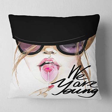 Imagem de Retrato moderno Designart jovem sexy com pirulito sala de estar, sofá, almofada de alta qualidade + capa de almofada impressa em ambos os lados 66 cm x 66 cm