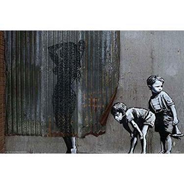 Imagem de BUY ART FOR LESS Pôster artístico oficialmente licenciado Peek-a-Boo - Boo Shower Banksy - 61 x 91 cm - Impressão decorativa - Papel pôster - Pronto para emoldurar