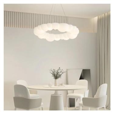 Imagem de Sala de estar escandinava moderna e minimalista em tom creme com luzes LED brancas para sala de jantar e quarto principal