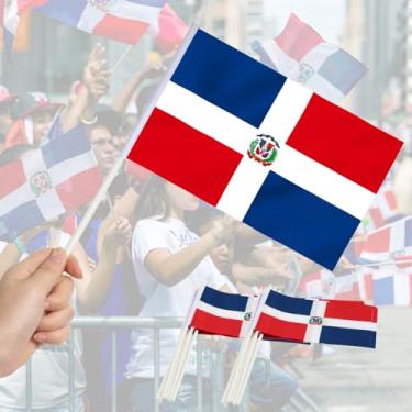 Imagem de Mini bandeira dominicana pacote com 12 - Bandeiras dominicanas pequenas em miniatura de mão - Resistente ao desbotamento e cores vivas - 12 x 20 cm com mastro sólido e topo de lança