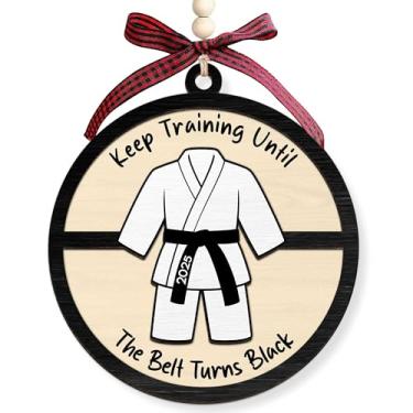 Imagem de Ornamento de karatê - Enfeite de Natal de karatê 2025 - Presentes de Taekwondo, presentes de karatê para meninos, meninas - Artes marciais, judô, Keep Training Until The Belt Turns Ornamento de