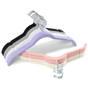 Imagem de Sishynio Pacote com 30 cabides de veludo multicoloridos – cabides antiderrapantes finos com entalhes, organizador de armário de feltro que economiza espaço para camisas, vestidos e ternos