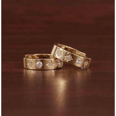 Imagem de 2 peças elegantes e requintados brincos de argola esculpidos em estrelas incrustados em zircônia para mulheres, perfeitos para festas, reuniões e roupas do dia a dia