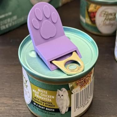 Imagem de Abridor de lata roxo para animais de estimação, ferramenta de plástico giratório manual para latas de comida de cães e gatos, leve, durável, acessório de alimentação doméstica sem esforço