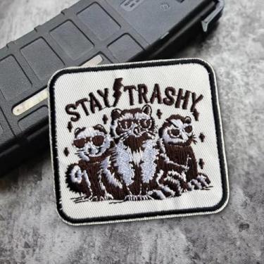 Imagem de Patch engraçado Stay Trashy, Racoon Opossums Squad Team Bordado Hook and Loop Moral, apliques fofos de meme para mochilas, chapéus de caminhoneiro, arreios de cães, coletes do exército, jaquetas