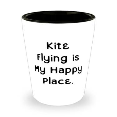 Imagem de Kite Flying is My Happy Place. Vidro de shot voador de pipa, Inspire Pipas voando, Copo de cerâmica para amigos
