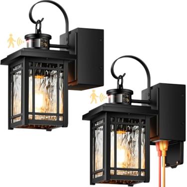 Imagem de OPAXIS Pacote com 2 lâmpadas de varanda frontal com tomada GFCI, sensor de movimento preto, luminárias externas, suporte de parede, arandela de parede externa com alcance ajustável, lanterna de ônibus