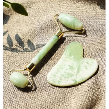 Imagem de Conjunto de rolo facial e Gua Sha – ferramentas faciais verdes claras para inchaço e vermelhidão, reduzindo a rotina de cuidados com a pele