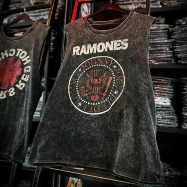 Imagem de Camiseta Regata Masculina Vintage Lavada Com Estampa De Banda De Rock 