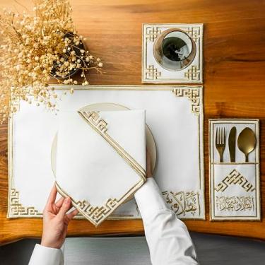 Imagem de Jogo americano bordado com design de rolagem dourada, tapetes de mesa de linho branco com borda decorativa, jogo de mesa de jantar elegante, jogo americano islâmico, Ahlan wa Sahlan para 6 pessoas/24