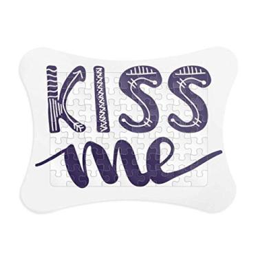 Imagem de Kiss Me Linda citação de escrita à mão, moldura de quebra-cabeça de papel para casa