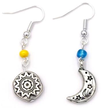 Imagem de Brincos de sol e lua de estanho, pingente duplo com contas azuis e amarelas