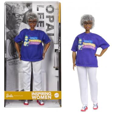 Imagem de Boneca Barbie Inspiring Women Opal Lee camiseta azul “Opal’s Walk for Freedom” calça branca óculos base e embalagem expositora 2026