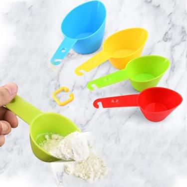 Imagem de Conjunto de 4 colheres de medição para uso na cozinha, copos medidores de plástico aninhados de cor aleatória com alça para assar, cozinhar, tarefas diárias de preparação