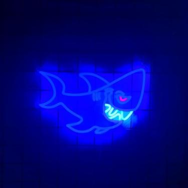 Imagem de LAMASSDIAN Sinais neon de tubarão reguláveis para decoração de parede, placa grande reutilizável de luz neon de tubarão para meninos, presentes para sala de jogos, bar, decoração de festa de