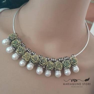 Imagem de Choker Edra rosas de biscuit na tonalidade verde militar bem clarinha metal zamac com banho em verniz de alta proteção