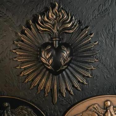 Imagem de Placa De Parede De Resina De Fogos De Artifício Gótico Coração Sagrado
