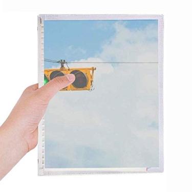 Imagem de Caderno azul branco, céu, vermelho, verde, folhas soltas, diário recarregável, papelaria