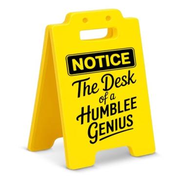 Imagem de Placa de escritório engraçada humor mordaça presentes para colegas de trabalho amigos a mesa de um gênio humilde sinal casa escritório decoração sala de aula