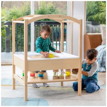 Imagem de Mesa sensorial Guidecraft em madeira com cuba profunda, tampa dupla face, quadro-negro e arco para exploração com água, areia e materiais