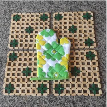 Imagem de Descanso Panela Bambu 19,5 cm, Kit 4 Descanso de Panela, Descanso de Panela Quadrado, Conjunto de 4 Descanso de Panela com Luva Térmica. (Cores Conforme o Estoque).