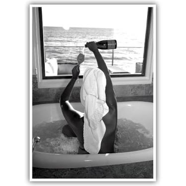 Imagem de Pôster moderno preto e branco engraçado mulher bebendo vinho na banheira arte de parede decoração de quarto de menina moda vintage bar carrinho impressões em tela para meninas dormitório banheiro