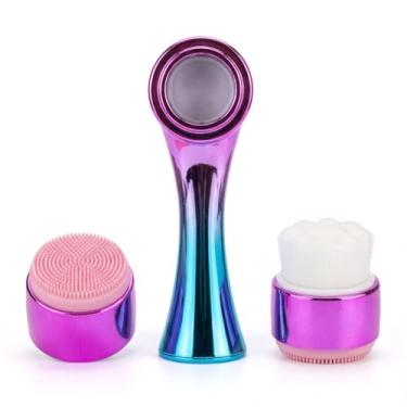 Imagem de Escova de Limpeza Facial 2 em 1 Silicone e Cerdas Macias Manual 13 cm x 7 cm Degradê Rosa e Azul para Skin Care Massagem e Esfoliação