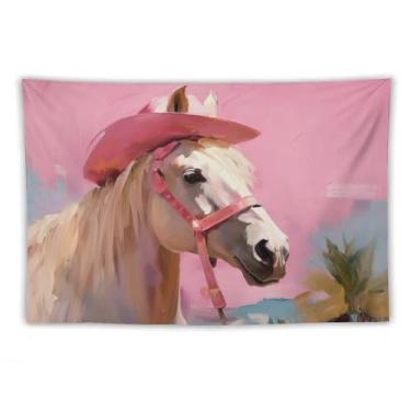 Imagem de Cavalo branco em chapéu de cowboy rosa tapeçaria de parede peculiar decoração animal de fazenda arte de fundo pastel para sala de estar quarto dormitório rústico país pendurado acento lúdico 152 x 203