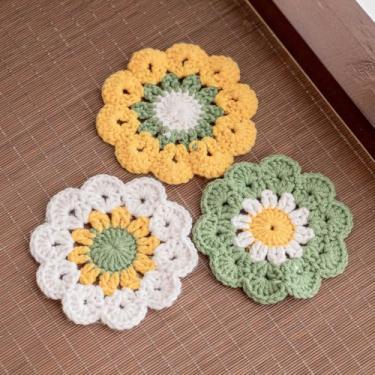 Imagem de Pacote com 3 porta-copos de flores de crochê feitos à mão, tapetes e jogos americanos resistentes ao calor para mulheres, presentes engraçados