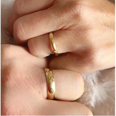 Imagem de Par de Alianças de Ouro 18k modelo Diana com 4 mm masculina e 3 mm fem