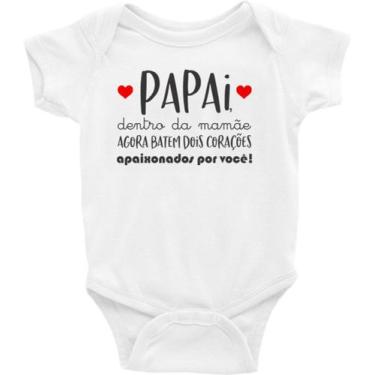 Imagem de Body Bebê Papai, Dentro Mamãe Agora Batem Dois Corações Apaixonados Po