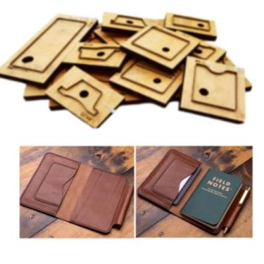 Imagem de YJIUYUANQ Molde de couro com suporte de passaporte, modelo de corte de capa de caderno de 150 x 110 mm com base de madeira