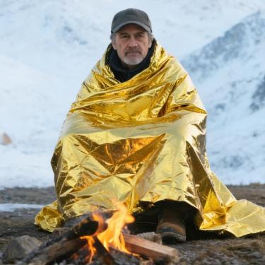 Imagem de 4 peças de cobertor térmico de emergência para sobrevivência ao ar livre e folha de isolamento de viagem para caminhadas, acampamento e família de primeiros socorros (dourado)