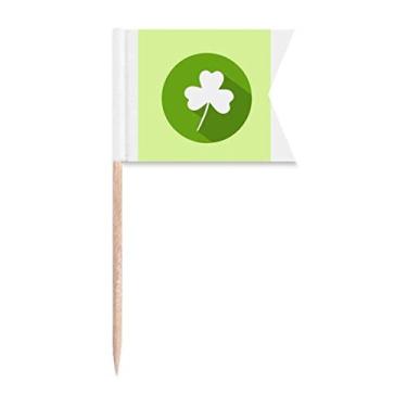 Imagem de Clover Irish National Day bandeiras verdes para palito de dente marcando para festa de bolo comida prato de queijo