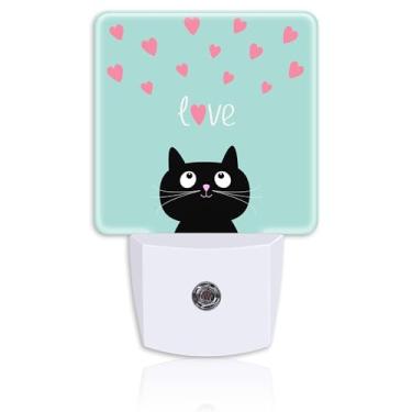 Imagem de Neidius Linda luz noturna de gato preto para crianças, meninas, meninos, luz noturna de LED com corações rosa, plugue na parede com sensor do crepúsculo ao amanhecer para decoração de quarto, corredor
