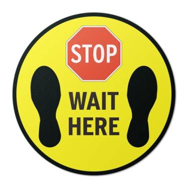 Imagem de 101SignCity Placa de adesivo amarelo redondo "Stop Wait Here" de 43 cm x 43 cm para filas, controle de multidão, filas e áreas de espera - pacote com 2