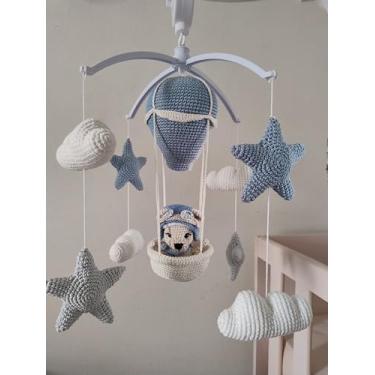 Imagem de Móbile de Berço Artesanal em Amigurumi, Ursinho em Balão Azul com Estrelas e Nuvens, Decoração para Quarto de Bebê