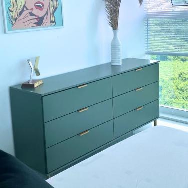 Imagem de Cômoda Dm-243 6 Gavetas em MDF com Puxadores Simples Verde Oliva Acabamento Fosco para Quarto