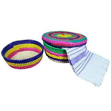 Imagem de Pacote com 2 cestas de palma multicoloridas feitas à mão mexicanas (uma com tampa) e 1 pano de guardanapo tecido (servilleta mexicana) 100% algodão aquecedor de tortilha ecológico (tortillero) para decoração colorida de festa