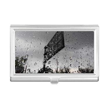 Imagem de Carteira com porta-cartões de visita com fotografia no dia chuvoso