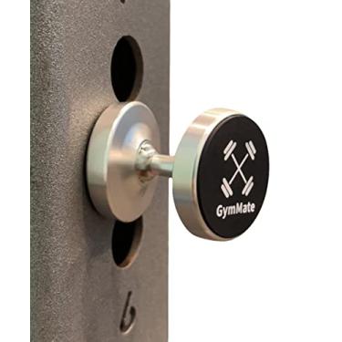 Imagem de Gym Mate Suporte e suporte magnético duplo para telefone. Fixa-se magneticamente à superfície metálica. Grave vídeos com as mãos livres enquanto se exercita. Juntas e ímãs fortes. Tamanho compacto.
