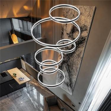 Imagem de Luminária Pendente Moderna de LED para Mesa de Jantar, Lustre de 5 Anéis com Controle Remoto e Luzes Reguláveis, em Metal e Acrílico, com Altura Ajustável, Ideal para Sala de Estar, Cozinha