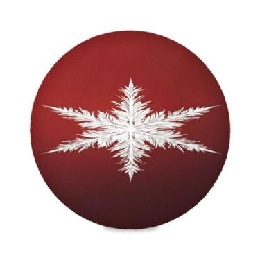 Imagem de STAYTOP Jogo americano de Natal branco floco de neve com fundo vermelho redondo 4 peças, tapetes de mesa antiderrapantes fáceis de limpar para decoração de mesa de festa de churrasco em casa