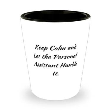Imagem de Keep Calm and Let the Personal Assistant Handle It. Copo de shot de assistente pessoal, presentes divertidos de assistente pessoal, copo de cerâmica para colegas de trabalho