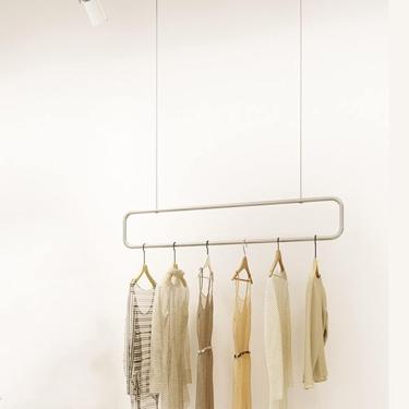 Imagem de Rack de roupas com altura ajustável, prateleira para roupas de loja de roupas, cabide de vestido de casamento no teto, armazenamento montado na parede, prateleira organizadora de quarto come